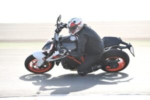 Motorrijder helt diep met een sportieve motor door een bocht