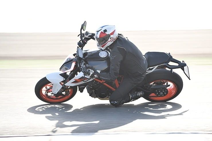 Motorrijder helt diep met een sportieve motor door een bocht