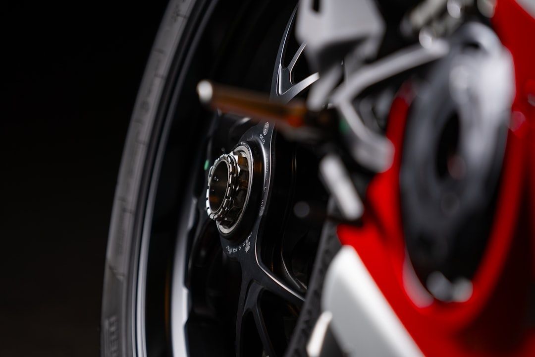 Close-up van een motorwiel met remschijf en aandrijfnaaf