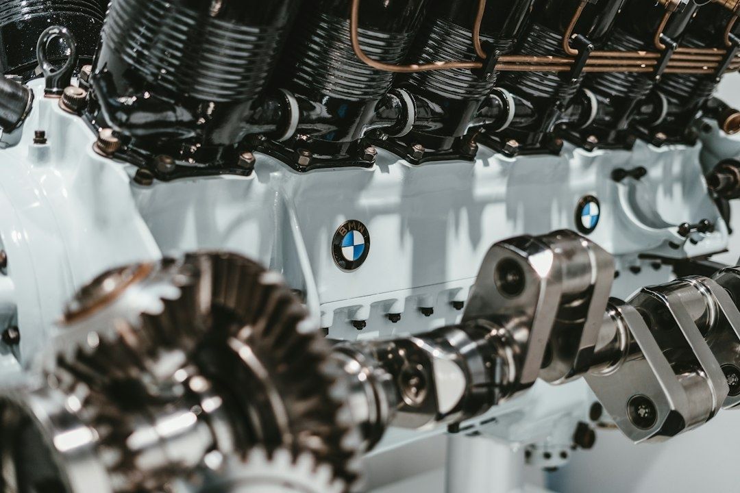 Close-up van een BMW-viercilindermotor met zichtbare nokkenas
