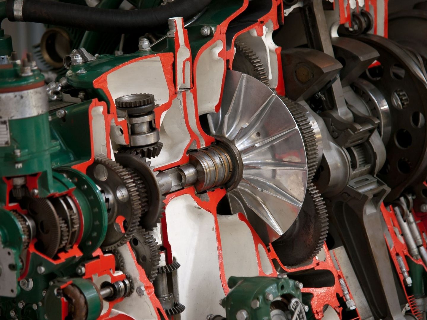 Opengewerkte motor met tandwielen, assen en een grote rotor
